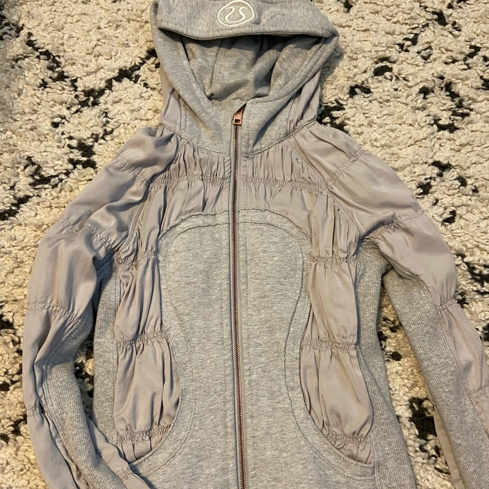 LULULEMON SWEATSHIRT